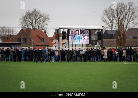 L'illustration montre la cérémonie d'adieu d'Arne Espeel, gardien de but de 25 ans de Winkel Sport B qui est décédé la semaine dernière lors d'un match de football, le jeune homme a sauvé un autre coup de pied de pénalité et s'est ensuite effondré, à Sint-Eloois-Winkel, le samedi 18 février 2023. BELGA PHOTO KURT DESPLENTER Banque D'Images