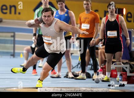 APELDOORN - Putter Sven Poelmann pendant la première journée des championnats néerlandais d'athlétisme en salle. ANP OLAF KRAAK Banque D'Images