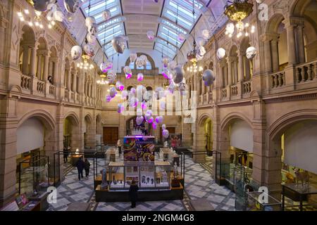 Expressions Floating Heads by Sophie Cave, Kelvingrove Art Gallery & Museum, Glasgow, Écosse, Royaume-Uni Banque D'Images