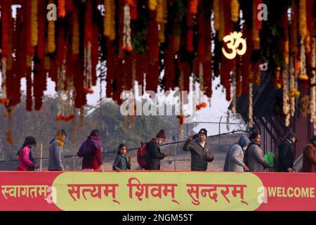 Katmandou, Népal. 18th févr. 2023. Sur 18 février 2023 à Katmandou, Népal. Les passionnés hindous restent en ligne dans les locaux du temple de Pashupatinath, site classé au patrimoine mondial de l'UNESCO, à l'occasion du festival « maha Shivaratri ». Des centaines de milliers de fidèles de la nation et du pays voisin visitent les locaux du temple de Pashupatinath, qui marque le festival annuel décrit à lord shiva. (Photo de Abhishek Maharajan/Sipa USA) crédit: SIPA USA/Alay Live News Banque D'Images