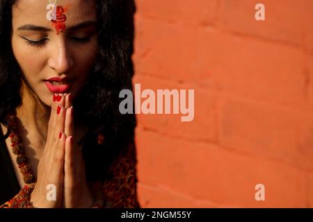 Katmandou, Népal. 18th févr. 2023. Sur 18 février 2023 à Katmandou, Népal. Les femmes dévotées pratiquent un rituel de prière à l'occasion du festival 'maha Shivaratri' dans les locaux du temple de Pashupatinath, site classé au patrimoine mondial de l'UNESCO. (Photo de Abhishek Maharajan/Sipa USA) crédit: SIPA USA/Alay Live News Banque D'Images