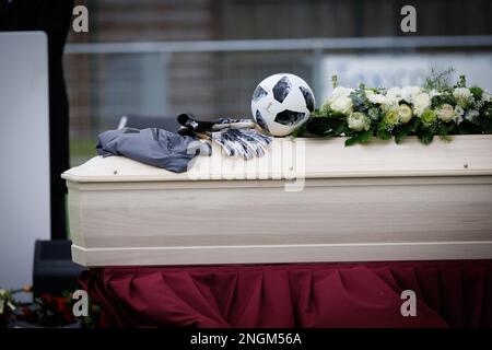 L'illustration montre la cérémonie d'adieu d'Arne Espeel, gardien de but de 25 ans de Winkel Sport B qui est décédé la semaine dernière lors d'un match de football, le jeune homme a sauvé un autre coup de pied de pénalité et s'est ensuite effondré, à Sint-Eloois-Winkel, le samedi 18 février 2023. BELGA PHOTO KURT DESPLENTER Banque D'Images