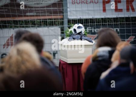 L'illustration montre la cérémonie d'adieu d'Arne Espeel, gardien de but de 25 ans de Winkel Sport B qui est décédé la semaine dernière lors d'un match de football, le jeune homme a sauvé un autre coup de pied de pénalité et s'est ensuite effondré, à Sint-Eloois-Winkel, le samedi 18 février 2023. BELGA PHOTO KURT DESPLENTER Banque D'Images