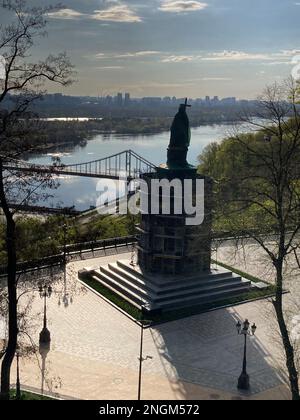 Monument au Prince Volodymyr à Kiev. Monument à vladimir grand dans les forêts surplombant le dniepr. Vue sur un monument protégé de Rus Banque D'Images