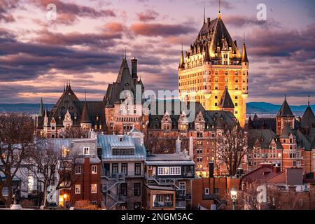 Vue sur le coucher du soleil de Québec Canada avec vue sur le château historique Frontenac et l'ancienne architecture Banque D'Images