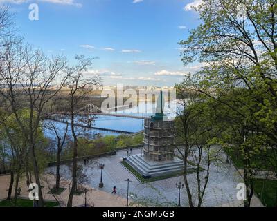 Monument au Prince Volodymyr à Kiev. Monument à vladimir grand dans les forêts surplombant le dniepr. Vue sur un monument protégé de Rus Banque D'Images