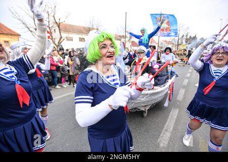 Velika Gorica, Croatie. 18th févr. 2023. Un interprète participe à une parade pendant le carnaval masqué à Velika Gorica, en Croatie, sur 18 février 2023. Photo: Igor Soban/PIXSELL crédit: Pixsell/Alay Live News Banque D'Images