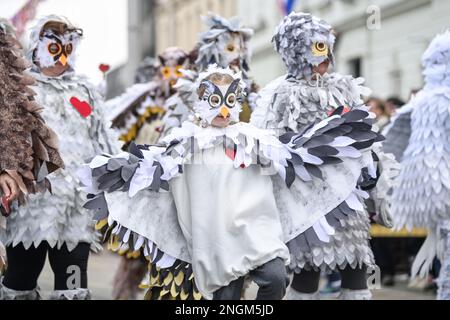 Velika Gorica, Croatie. 18th févr. 2023. Un interprète participe à une parade pendant le carnaval masqué à Velika Gorica, en Croatie, sur 18 février 2023. Photo: Igor Soban/PIXSELL crédit: Pixsell/Alay Live News Banque D'Images