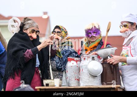 Velika Gorica, Croatie. 18th févr. 2023. Un interprète participe à une parade pendant le carnaval masqué à Velika Gorica, en Croatie, sur 18 février 2023. Photo: Igor Soban/PIXSELL crédit: Pixsell/Alay Live News Banque D'Images