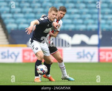 Londres, Royaume-Uni. 18th février 2023. Chris Basham de Sheffield Utd en action avec Zian Flemming de Millwall lors du match du championnat Sky Bet à la Den, Londres. Crédit photo à lire: Paul Terry / Sportimage crédit: Sportimage / Alay Live News Banque D'Images