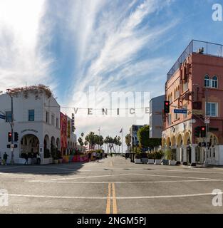 Une photo du panneau de Venise et de son intersection à proximité. Banque D'Images