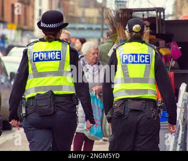 Police en patrouille ; à Partick Glasgow, Écosse, Royaume-Uni Banque D'Images