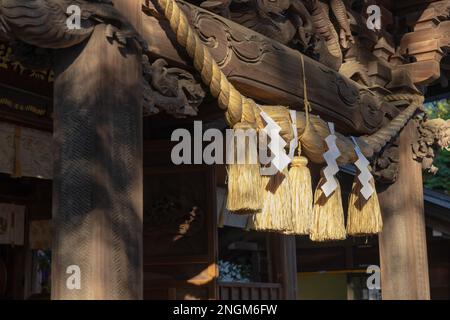 Une corde sacrée devant le temple au Temple japonais Banque D'Images