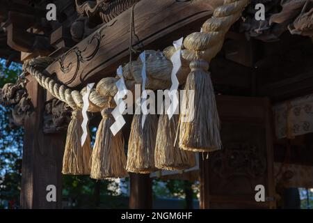 Une corde sacrée devant le temple au Temple japonais Banque D'Images