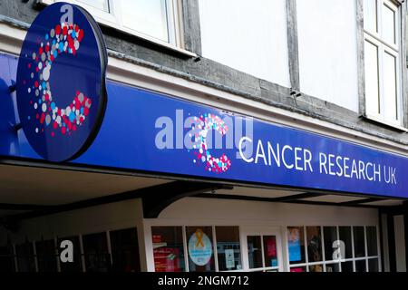 Cancer Research UK signe avec logo sur la boutique caritative UK Banque D'Images
