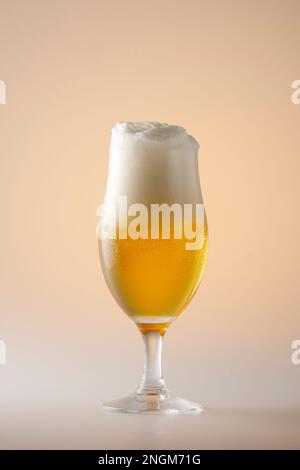 La bière dans un verre avec de la mousse Banque D'Images