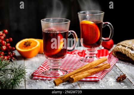 vin chaud à l'orange et à la cannelle Banque D'Images