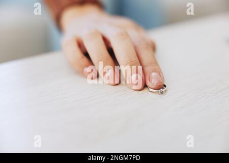 Main de femme avec anneau de près sur la table, divorce et perte de partenaire, passant Banque D'Images