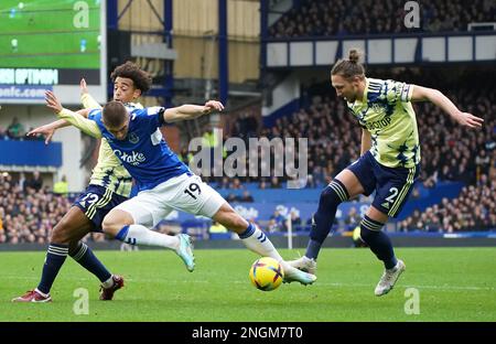 Vitaliy Mykolenko d'Everton a été fouillé par Tyler Adams de Leeds United lors du match de la Premier League à Goodison Park, à Liverpool. Date de la photo: Samedi 18 février 2023. Banque D'Images