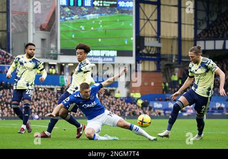 Vitaliy Mykolenko d'Everton a été fouillé par Tyler Adams de Leeds United lors du match de la Premier League à Goodison Park, à Liverpool. Date de la photo: Samedi 18 février 2023. Banque D'Images