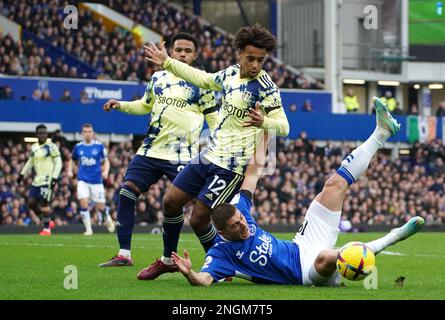 Vitaliy Mykolenko d'Everton a été fouillé par Tyler Adams de Leeds United lors du match de la Premier League à Goodison Park, à Liverpool. Date de la photo: Samedi 18 février 2023. Banque D'Images