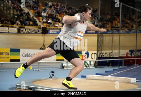 APELDOORN - Putter Sven Poelmann pendant la première journée des championnats néerlandais d'athlétisme en salle. ANP OLAF KRAAK Banque D'Images