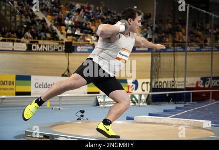 APELDOORN - Putter Sven Poelmann pendant la première journée des championnats néerlandais d'athlétisme en salle. ANP OLAF KRAAK pays-bas - belgique sortie Banque D'Images