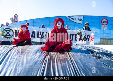 Lavaur, France. 18th févr. 2023. Une action de rébellion d'extinction au siège de Pierre Fabre pour manifester contre l'autoroute A69. France, Lavaur sur 18 février 2023.photo par Patricia Huchot-Boissier/ABACAPRESS.COM crédit: Abaca presse/Alamy Live News Banque D'Images