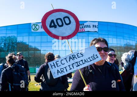 Lavaur, France. 18th févr. 2023. Une action de rébellion d'extinction au siège de Pierre Fabre pour manifester contre l'autoroute A69. France, Lavaur sur 18 février 2023.photo par Patricia Huchot-Boissier/ABACAPRESS.COM crédit: Abaca presse/Alamy Live News Banque D'Images