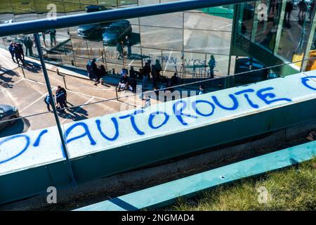 Lavaur, France. 18th févr. 2023. Une action de rébellion d'extinction au siège de Pierre Fabre pour manifester contre l'autoroute A69. France, Lavaur sur 18 février 2023.photo par Patricia Huchot-Boissier/ABACAPRESS.COM crédit: Abaca presse/Alamy Live News Banque D'Images