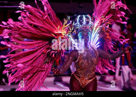 (230218) -- RIO DE JANEIRO, le 18 février 2023 (Xinhua) -- Un fêtard participe au défilé de carnaval à la Sambadrome de Rio de Janeiro, au Brésil, le 17 février 2023. Le carnaval de la ville brésilienne est le plus grand festival populaire du pays sud-américain et l'une des plus grandes célébrations du carnaval au monde. Cette année, l'événement revient à sa date traditionnelle pour la première fois depuis l'éclosion de la COVID-19 en 2020, après qu'il ait eu lieu en avril 2022. Au total, plus de 400 défilés de comparses, ou groupes de musiciens et de danseurs, divertiront les participants dans les rues de Rio de Jane Banque D'Images