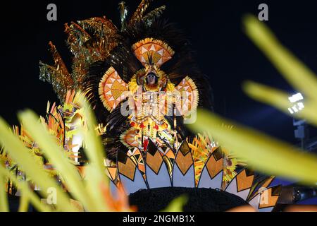 (230218) -- RIO DE JANEIRO, le 18 février 2023 (Xinhua) -- Un flotteur participe au défilé de carnaval à la Sambadrome de Rio de Janeiro, au Brésil, le 17 février 2023. Le carnaval de la ville brésilienne est le plus grand festival populaire du pays sud-américain et l'une des plus grandes célébrations du carnaval au monde. Cette année, l'événement revient à sa date traditionnelle pour la première fois depuis l'éclosion de la COVID-19 en 2020, après qu'il ait eu lieu en avril 2022. Au total, plus de 400 défilés de comparses, ou groupes de musiciens et de danseurs, divertiront les participants dans les rues de Rio de Janeir Banque D'Images