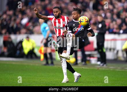 Rico Henry de Brentford (à gauche) et Michael Olise de Crystal Palace se battent pour le ballon lors du match de la Premier League au Gtech Community Stadium, Londres. Date de la photo: Samedi 18 février 2023. Banque D'Images