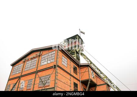 Zabrze, Silésie, Pologne - Féroé 11th, 2023: Bâtiments de l'ancienne mine 'Concordia', tour d'arbre 'Maciej', vu à travers le gros volant. Banque D'Images