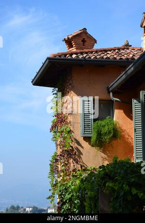 Belle vue sur le toit et la fenêtre d'une maison italienne. Bergame, Italie Banque D'Images
