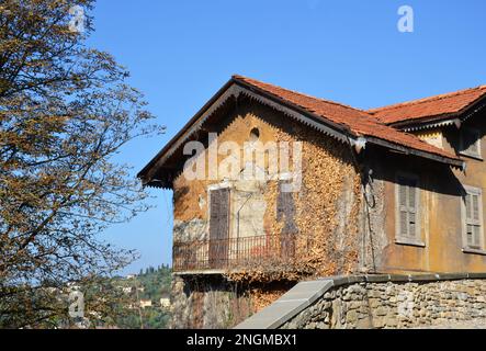 Vieille maison sur fond de ciel bleu à Citta Alta, Bergame, Italie Banque D'Images