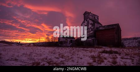 Ancien élévateur de grain abandonné dans les Prairies canadiennes. Banque D'Images