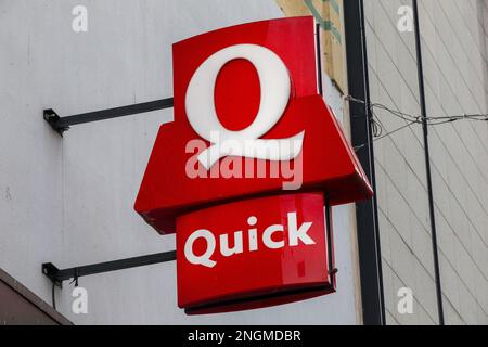 L'illustration montre le logo de la marque Quick fast-food dans la rue commerçante Nieuwstraat/rue Neuve à Bruxelles, le samedi 18 février 2023. BELGA PHOTO NICOLAS MATERLINCK Banque D'Images