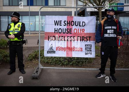 Rotherham, Royaume-Uni. 18th févr. 2023. Un démonstrateur anti-immigration se trouve à l'extérieur de l'hôtel Holiday Inn qui héberge des réfugiés. Une manifestation anti-immigration a été organisée à l'extérieur de l'hôtel où les demandeurs d'asile attendaient le traitement des demandes. Une contre-manifestation a également été organisée par Stand Up to racisme. Credit: Andy Barton/Alay Live News Banque D'Images