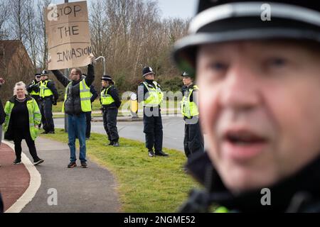 Rotherham, Royaume-Uni. 18th févr. 2023. Un démonstrateur anti-immigration tient une pancarte à l'extérieur de l'hôtel Holiday Inn qui héberge des réfugiés. Une manifestation anti-immigration a été organisée à l'extérieur de l'hôtel où les demandeurs d'asile attendaient le traitement des demandes. Une contre-manifestation a également été organisée par Stand Up to racisme. Credit: Andy Barton/Alay Live News Banque D'Images