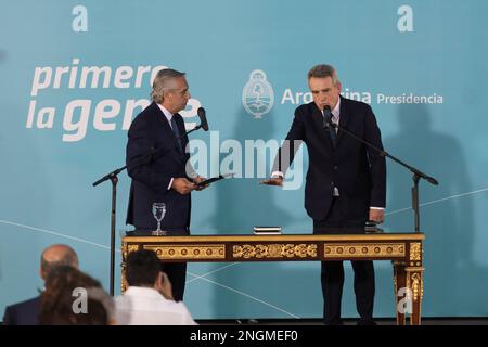 Buenos Aires, Argentine. 15th févr. 2023. Le Président de la Nation Alberto Fernandez a juré dans le nouveau chef des Ministres de la Nation Agustín Rossi à la Chambre du Gouvernement à Buenos Aires, Argentine sur 15 février 2023. (Photo par Esteban Osorio/Pacific Press/Sipa USA) crédit: SIPA USA/Alay Live News Banque D'Images