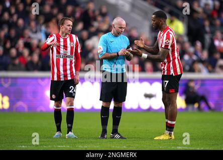 Ivan Toney de Brentford (à droite) parle à l'arbitre Paul Tierney lors du match de la première ligue au Gtech Community Stadium, Londres. Date de la photo: Samedi 18 février 2023. Banque D'Images