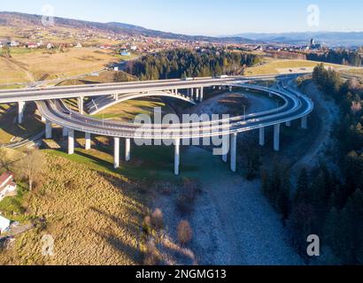 Nouvelle autoroute en Pologne sur la route nationale n° 7, E77, appelée Zakopianka, soutenue par une structure en arc sur le fossé et une rampe à glissement élevé sur les piliers. Skomieln Banque D'Images