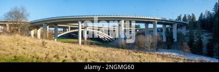 Rampe à haut glissement sur les piliers reliant la nouvelle autoroute appelée Zakopianka, soutenue par une structure en arc en Pologne près du village de Skomielna Biala. Grand panorama. Banque D'Images