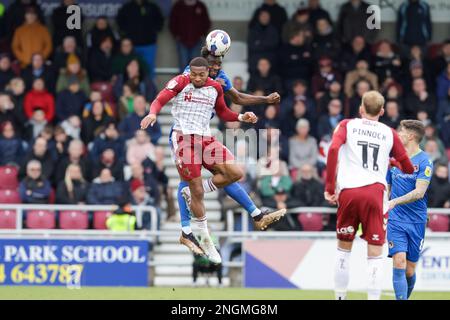 Michee Efete de Grimsby Town est défié par Ali Koiki de Northampton Town lors de la deuxième moitié du match de la Sky Bet League 2 entre Northampton Town et Grimsby Town au PTS Academy Stadium, Northampton, le samedi 18th février 2023. (Photo : John Cripps | MI News) Credit : MI News & Sport /Alay Live News Banque D'Images