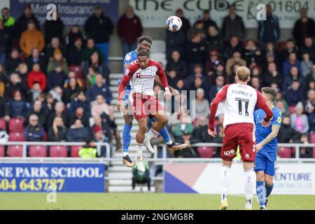 Michee Efete de Grimsby Town est défié par Ali Koiki de Northampton Town lors de la deuxième moitié du match de la Sky Bet League 2 entre Northampton Town et Grimsby Town au PTS Academy Stadium, Northampton, le samedi 18th février 2023. (Photo : John Cripps | MI News) Credit : MI News & Sport /Alay Live News Banque D'Images