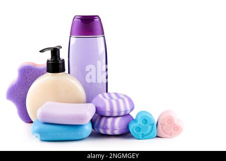 Shampooing et savon avec extrait de lavande isolé sur fond blanc. Espace libre pour le texte. Banque D'Images
