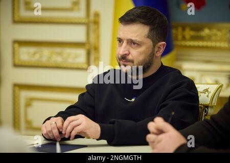 Kiev, Ukraine. 16 février 2023. Le président ukrainien Volodymyr Zelenskyy écoute lors d’une réunion bilatérale avec le chef du Parti travailliste britannique Keir Starmer, au Palais Mariyinsky, à 16 février 2023, à Kiev, en Ukraine. Sir Keir a assuré Zelenskyy que si le Parti travailliste était élu, il n’y avait pas de changement dans le soutien à l’Ukraine. Credit: Présidence de l'Ukraine/Bureau de presse présidentiel ukrainien/Alamy Live News Banque D'Images