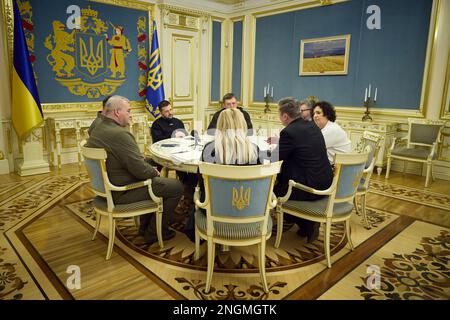 Kiev, Ukraine. 16 février 2023. Le président ukrainien Volodymyr Zelenskyy, au centre, lors d’une réunion bilatérale avec le chef du Parti travailliste britannique Keir Starmer, à droite, au Palais Mariyinsky, à 16 février 2023, à Kiev, en Ukraine. Sir Keir a assuré Zelenskyy que si le Parti travailliste était élu, il n’y avait pas de changement dans le soutien à l’Ukraine. Credit: Présidence de l'Ukraine/Bureau de presse présidentiel ukrainien/Alamy Live News Banque D'Images