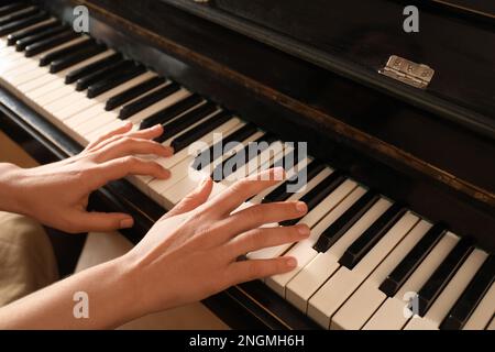 Jeune femme jouant du piano, gros plan. Cours de musique Banque D'Images